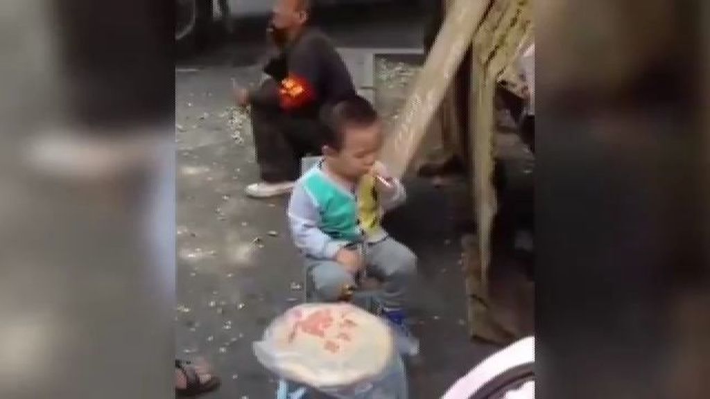 Un niño fuma con destreza con solo tres años