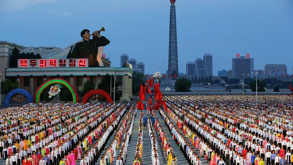 Millares de personas aclaman a Kim Jong-un en un desfile multitudinario