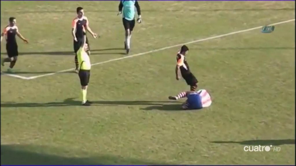 Roja directa para un futbolista, se enfada y... ¡le pega una patada en la cara al rival!