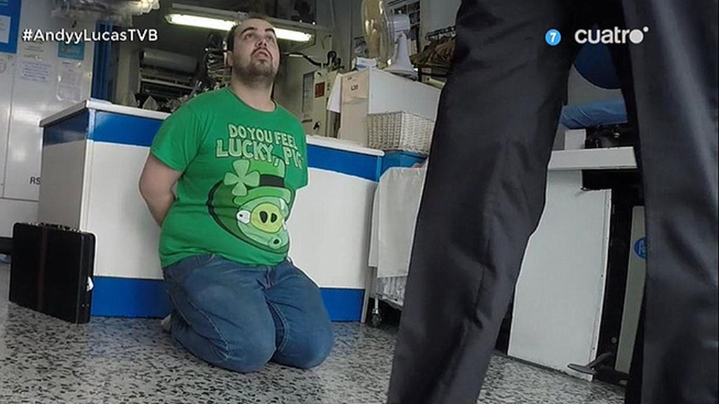 Javier Abascal simula detener al dependiente de una tintorería