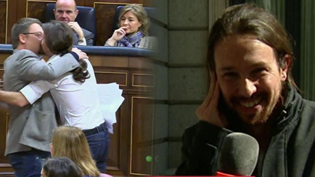 Pablo Iglesias bromea con su beso a Xavier Domènech: “Los besos, cuando son apasionados, no se improvisan”