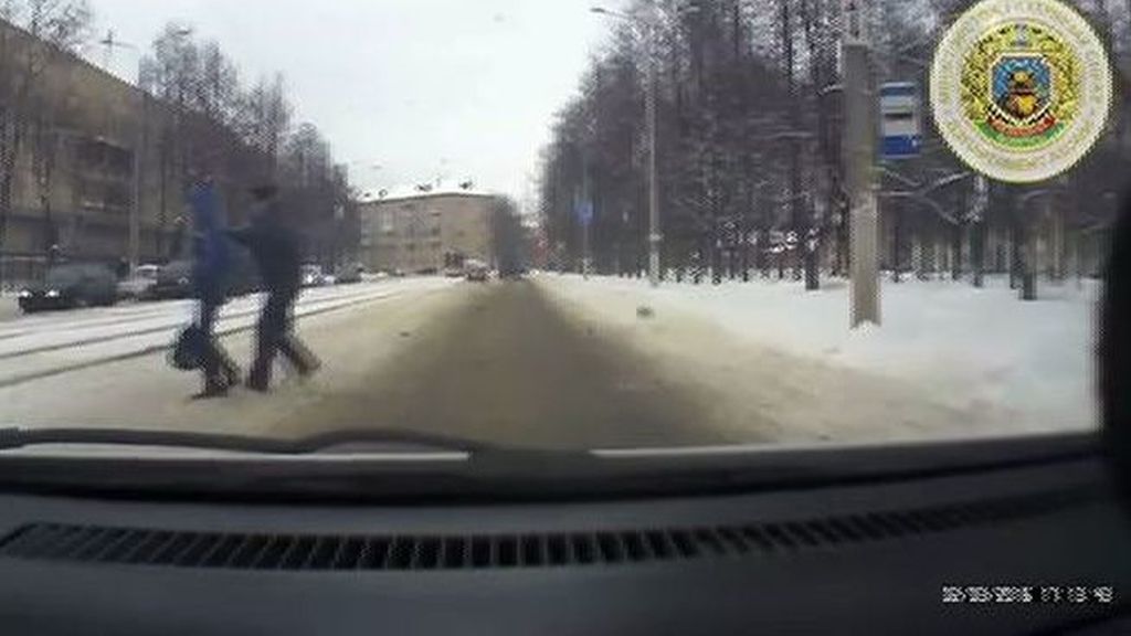 Un policía salva a un niño de un atropello en Bielorrusia al protegerlo con su cuerpo