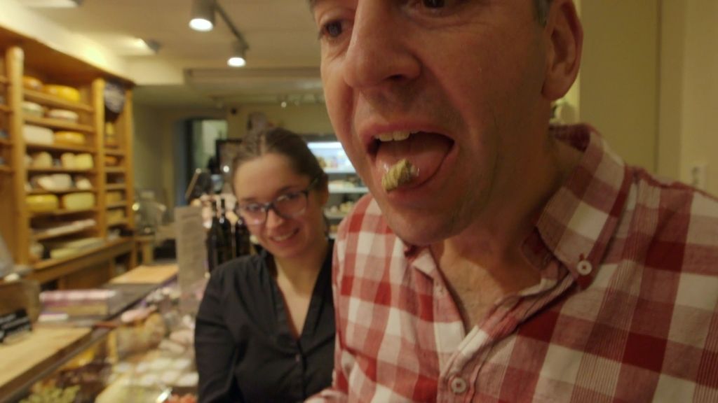 Nacho Medina degusta en una tienda holandesa insectos vendidos como gourmet