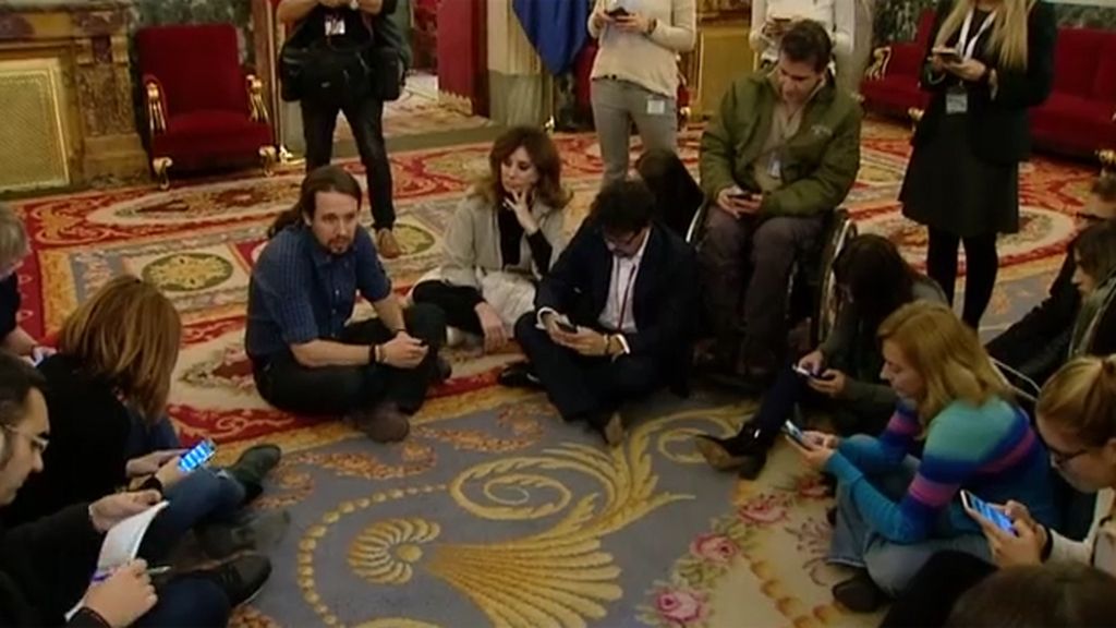 La curiosa charla informal de Pablo Iglesias con los periodistas en el suelo del Congreso