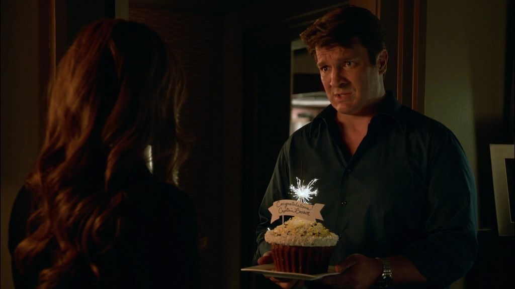Castle sorprende a Beckett con un regalo dentro de un pastel