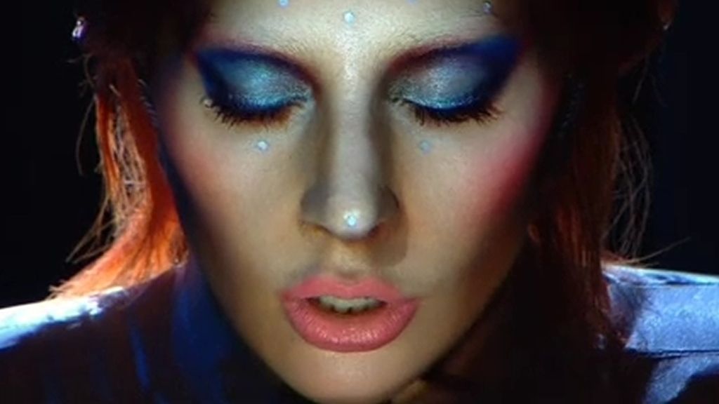Lady Gaga rinde homenaje a David Bowie