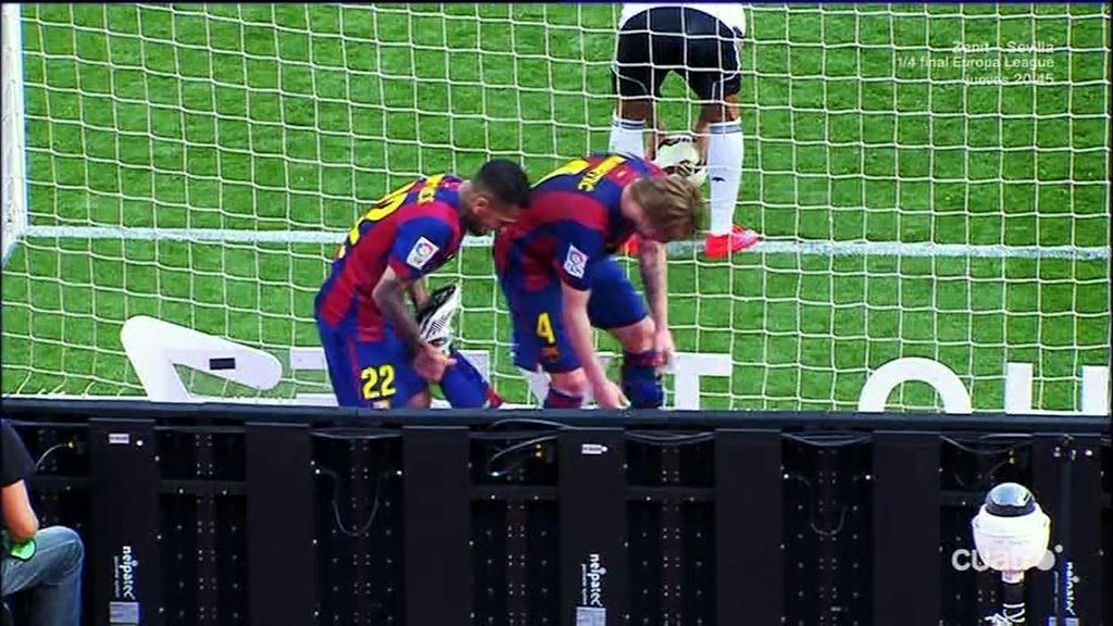 Leo Messi ‘celebró’ su gol número 400 en el Barça… ¡cayendo de cara contra el suelo!