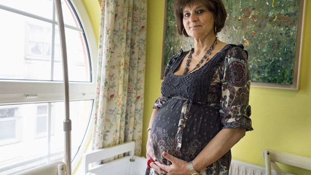 Lina vuelve a ser madre tras dar a luz a una niña a sus 62 años