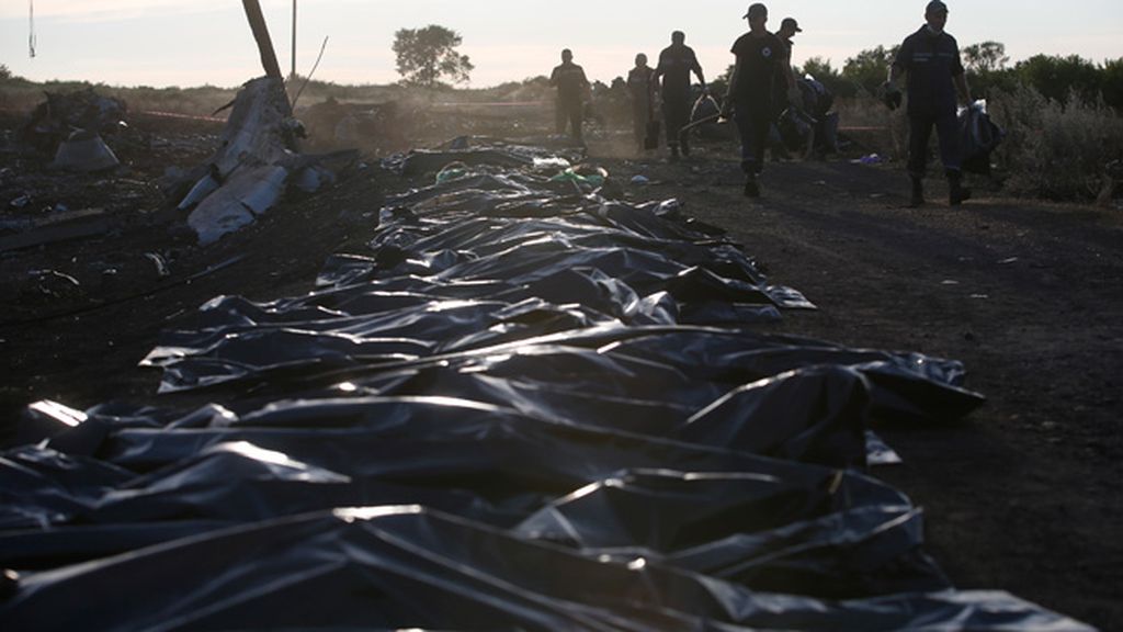 Los prorrusos controlan los 251 cadáveres del avión derribado por un misil en Ucrania