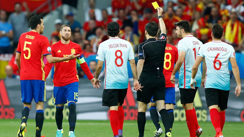 Sergio Ramos se lleva la primera amarilla del partido en el minuto uno
