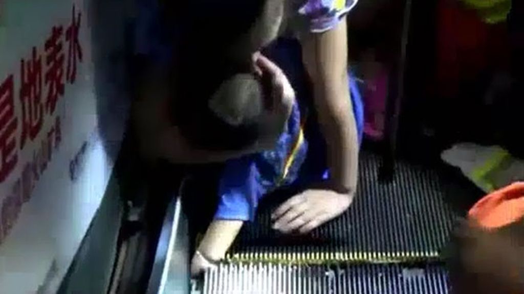 Un niño chino es salvado ‘in extremis’ de que una escalera mecánica le ampute el brazo