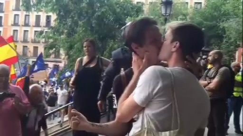 El beso gay que desafió a la manifestación neonazi en Madrid