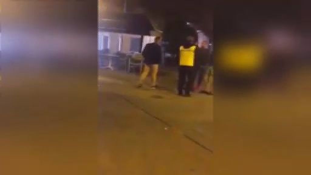 Un portero de discoteca es grabado cuando pegaba un brutal puñetazo a un joven en Murcia