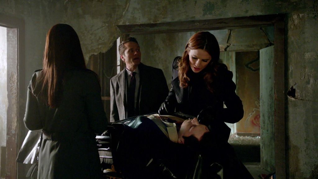Beckett encuentra una sospechosa mancha de tinta en la camisa de la víctima