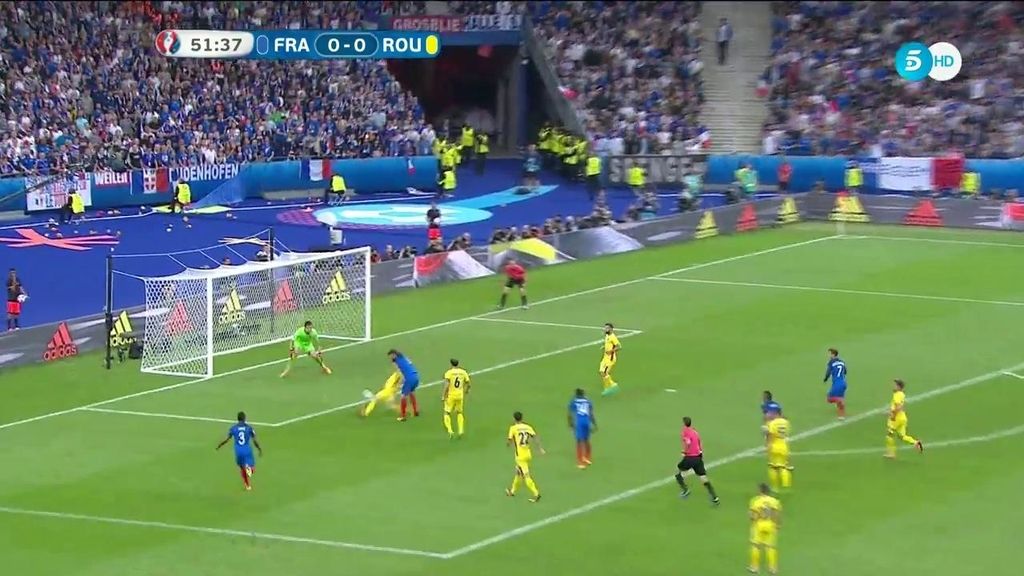 Giroud desaprovecha una ocasión clara que termina en parada del portero rumano