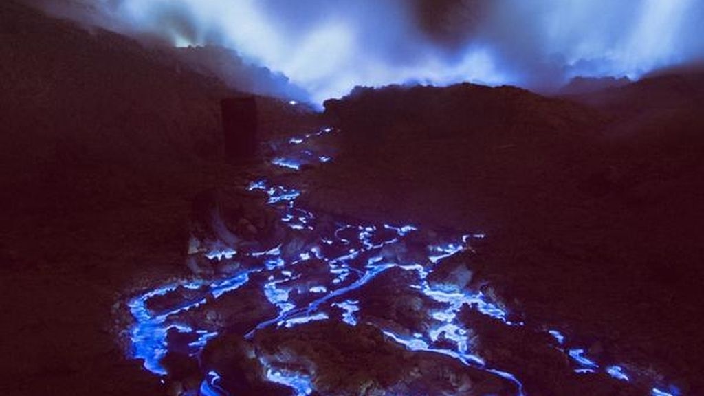 Este volcán es diferente, su lava es azul
