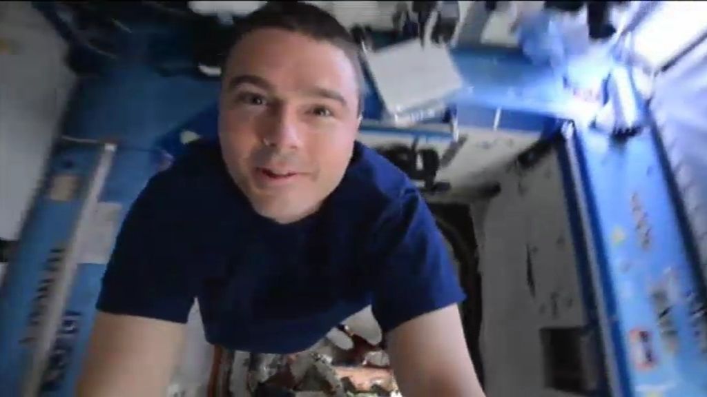 Un astronauta graba desde dentro la Estación Espacial Internacional