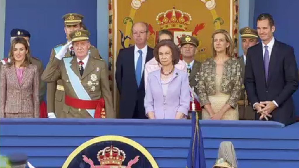 Casa Real intenta capear el temporal