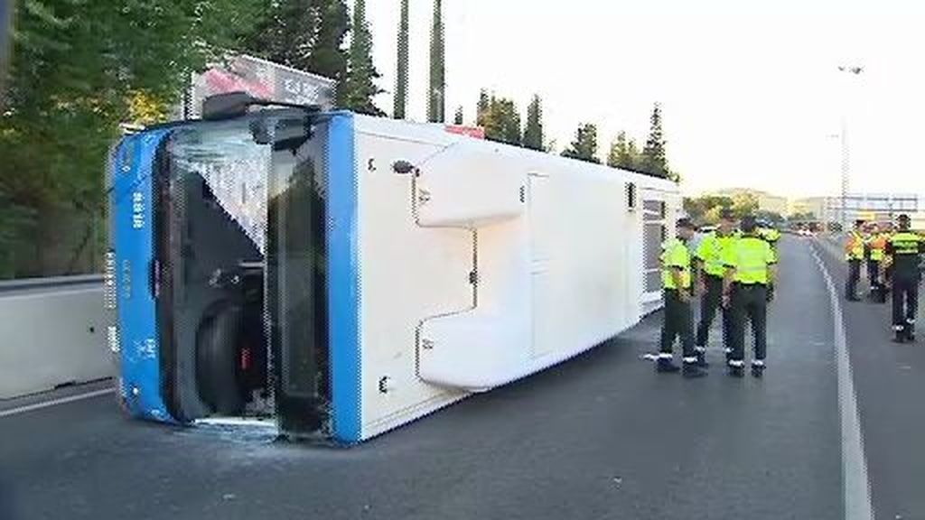 Un autobús vuelca en Madrid sin dejar heridos graves
