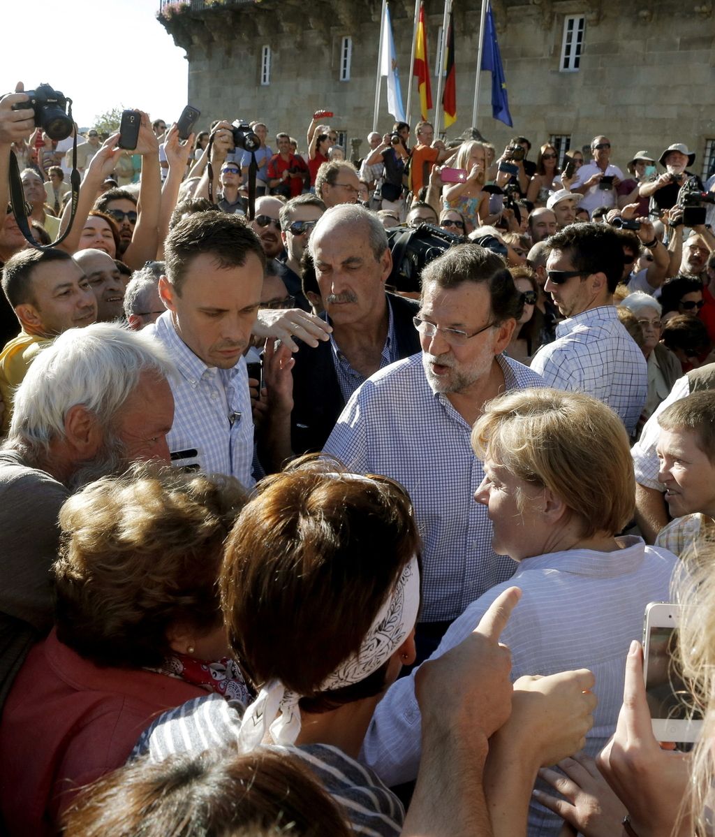 Abucheos y aplausos a Rajoy y Merkel a su llegada a Santiago