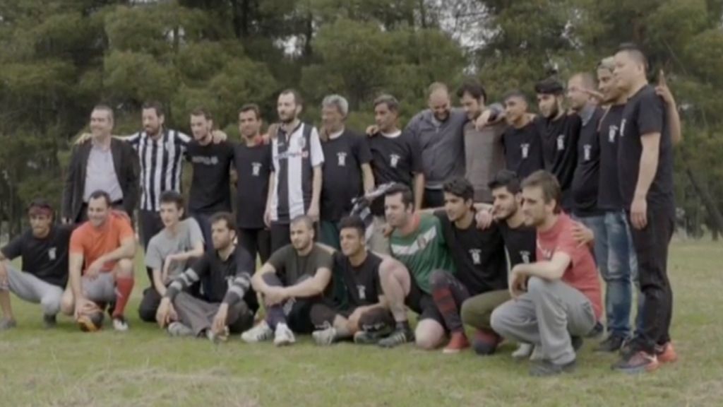 Simbólico partido de fútbol entre griegos y refugiados sirios