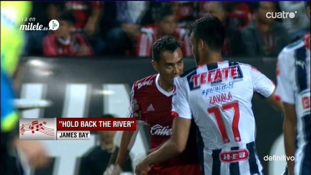 Arango se frustra por la derrota de su equipo... ¡y le pega un mordisco a un rival!