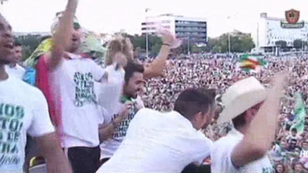 Los jugadores del Córdoba celebran el ascenso con sus aficionados