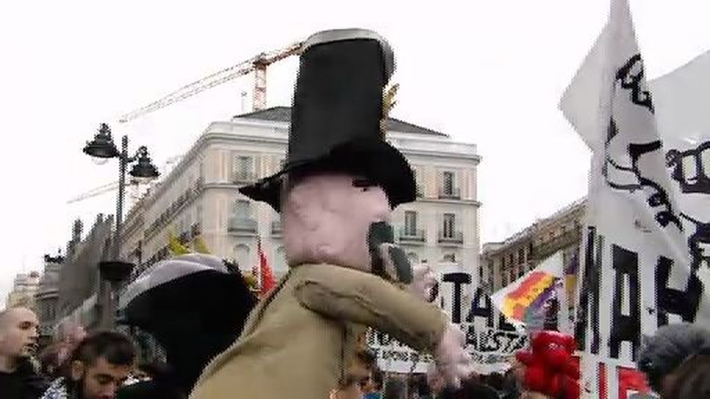 Miles de personas sacan marionetas a la calle para pedir la absolución de los titiriteros