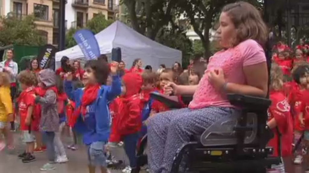 Más de cien niños bailan para ayudar a Leire, que padece Atrofia Muscular Espinal