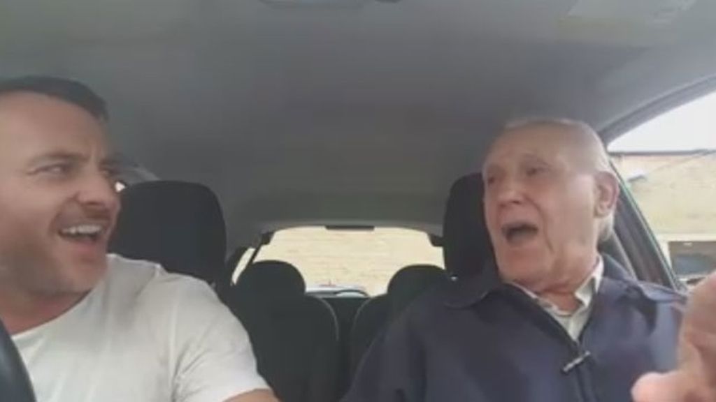 El padre enfermo de Alzheimer que vuelve a ser él cuando canta junto a su hijo