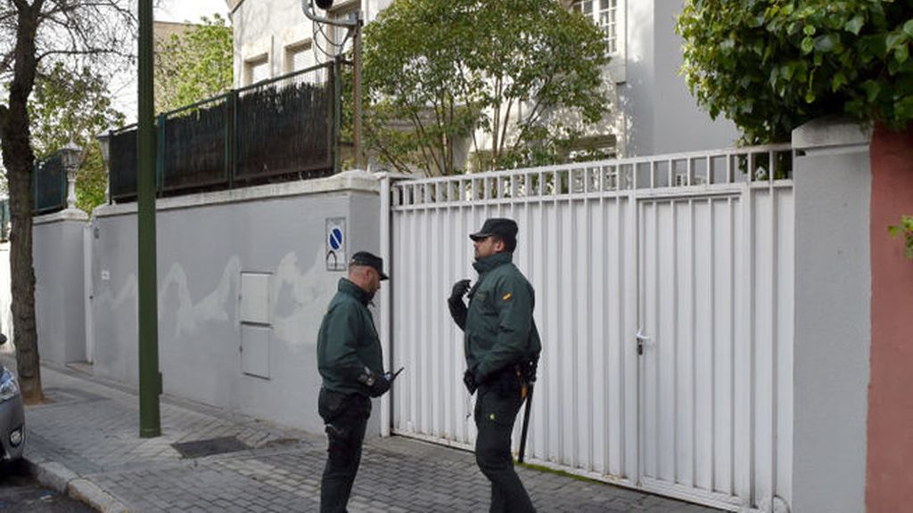 La Guardia Civil detiene al exbanquero Mario Conde y a sus dos hijos_0106