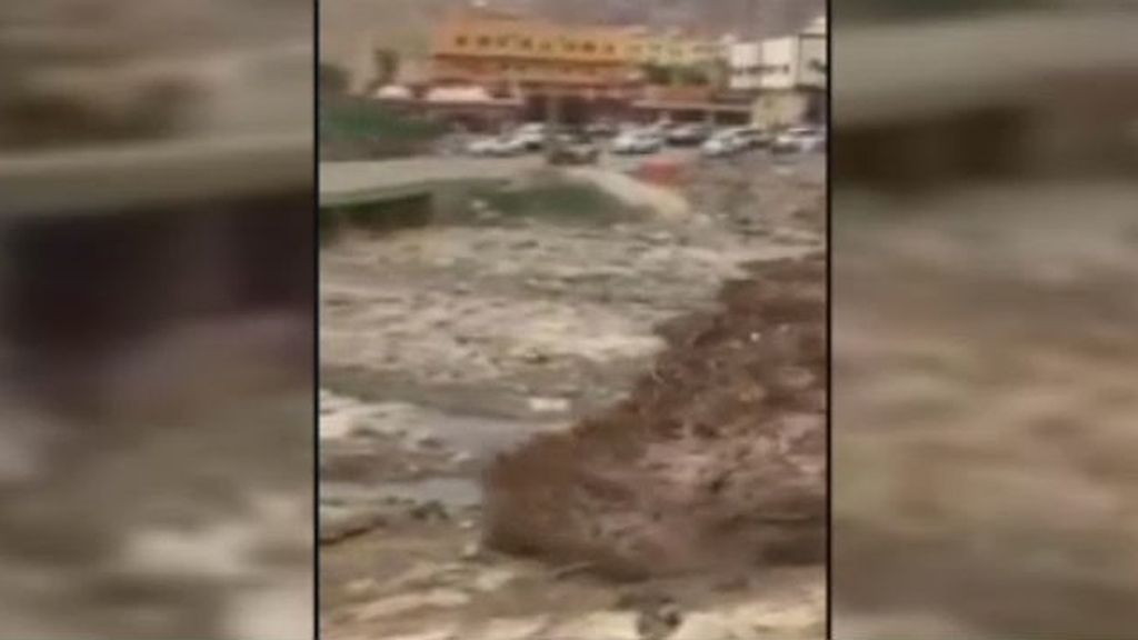 Cientos de toneladas de barro engullen un puente en Arabia Saudí