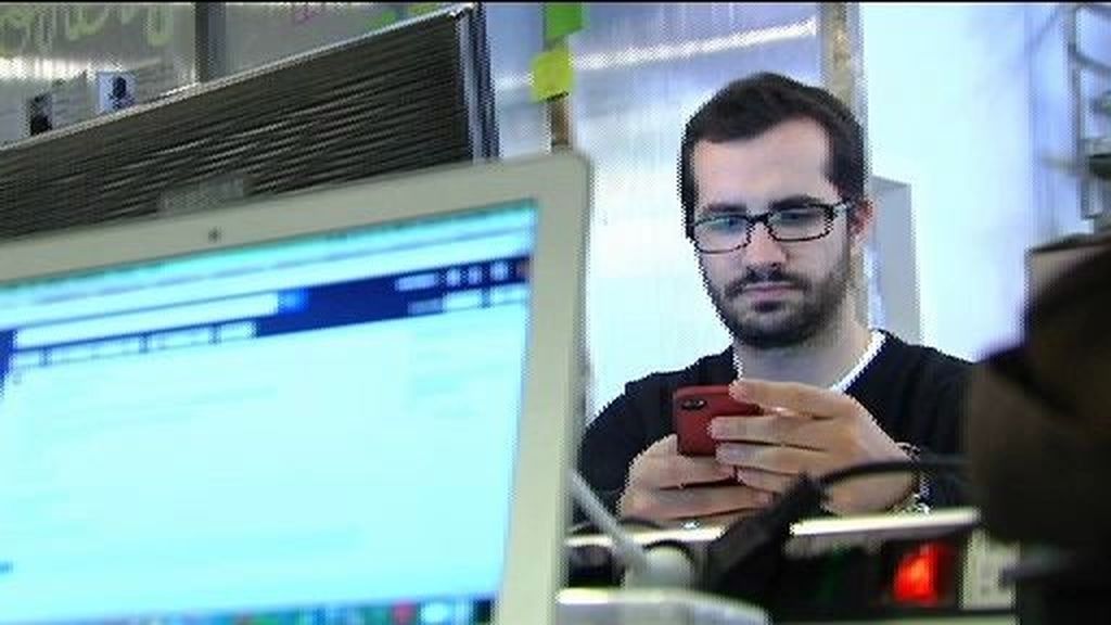 Los españoles perdemos trece días laborables al año mirando WhatsApp
