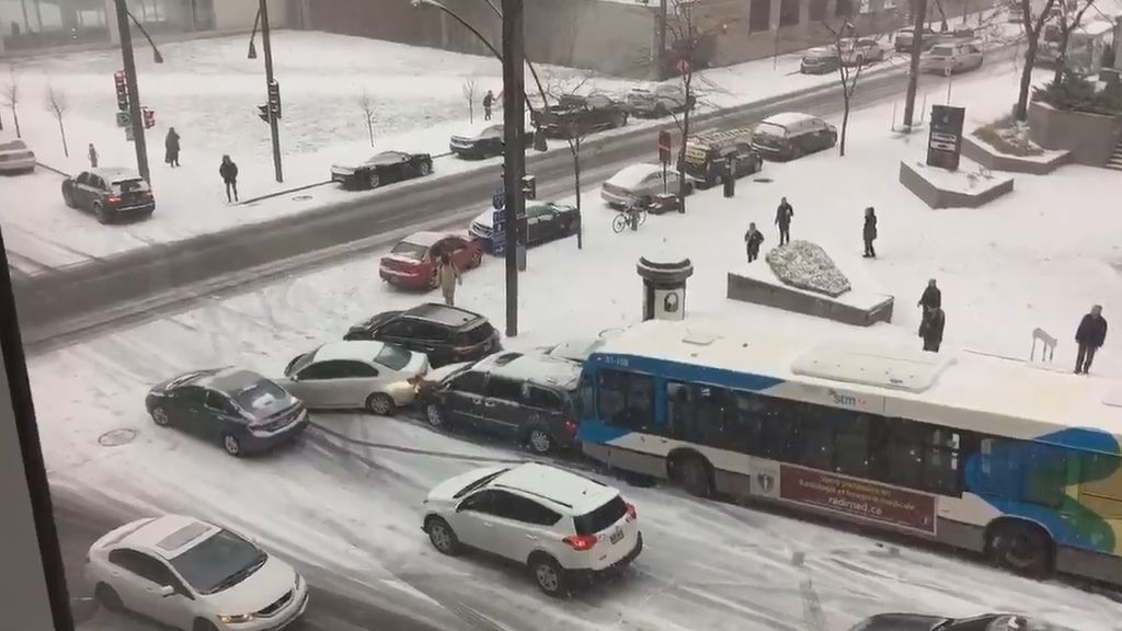 La nieve y el hielo causan un aparatoso accidente múltiple en Montreal
