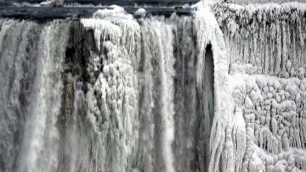 Congeladas las cataratas del Niágara