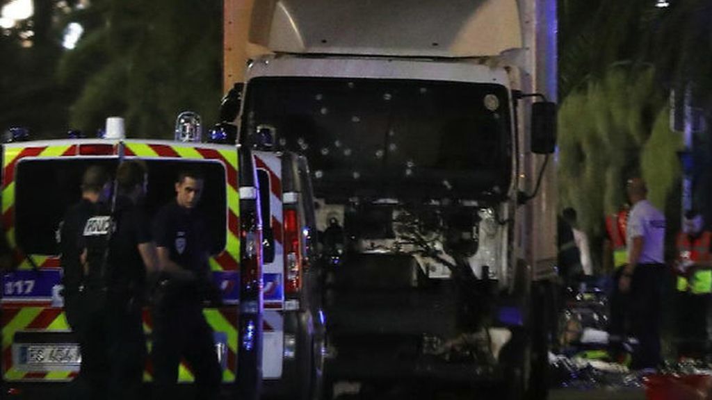 El fatídico momento en el que el camión atropella a una multitud en Niza