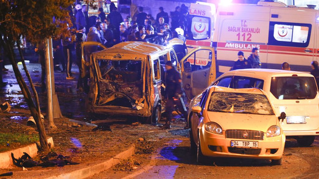 Las imágenes del auxilio minutos después de producirse el atentado en Turquía
