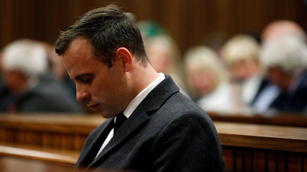 Condenan a seis años de cárcel a Oscar Pistorius por matar a su novia