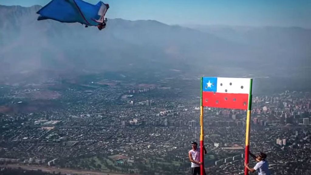El impresionante vuelo del  'hombre pájaro' chileno sobre el Cerro Manquehue