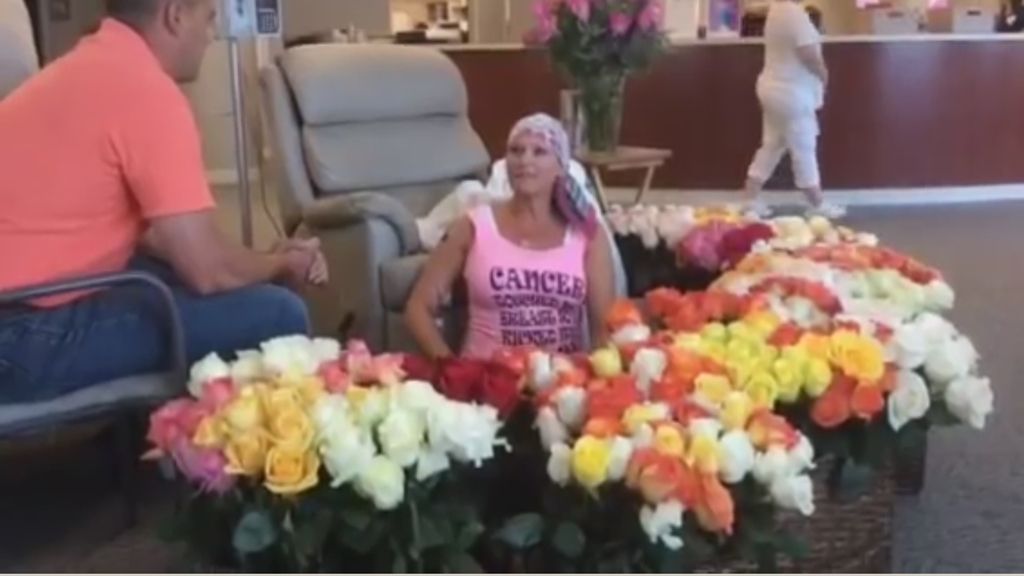 Un marido regala cientos de rosas a su mujer para animarla en su lucha contra el cáncer