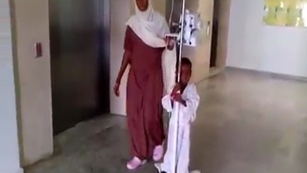 Muaht pasea acompañado por su madre en el hospital de Córdoba antes de ser operado