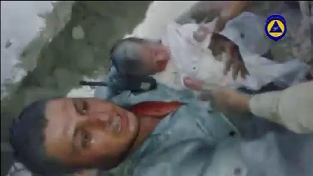 Rescatan a un bebé de entre los escombros en Alepo, Siria