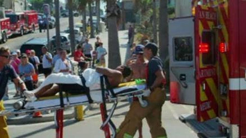 Un tiburón blanco ataca a un bañista en una playa de California