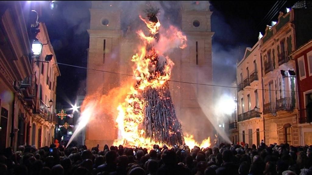 Arde la hoguera más grande del mundo por San Antón