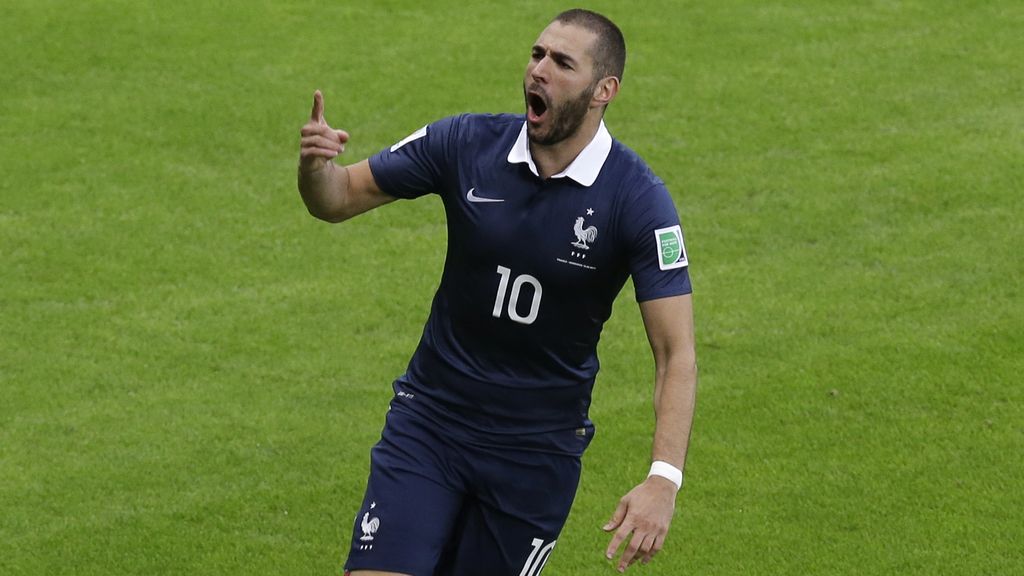 Karim Benzema se transforma con Francia: manda, ordena y no para de correr