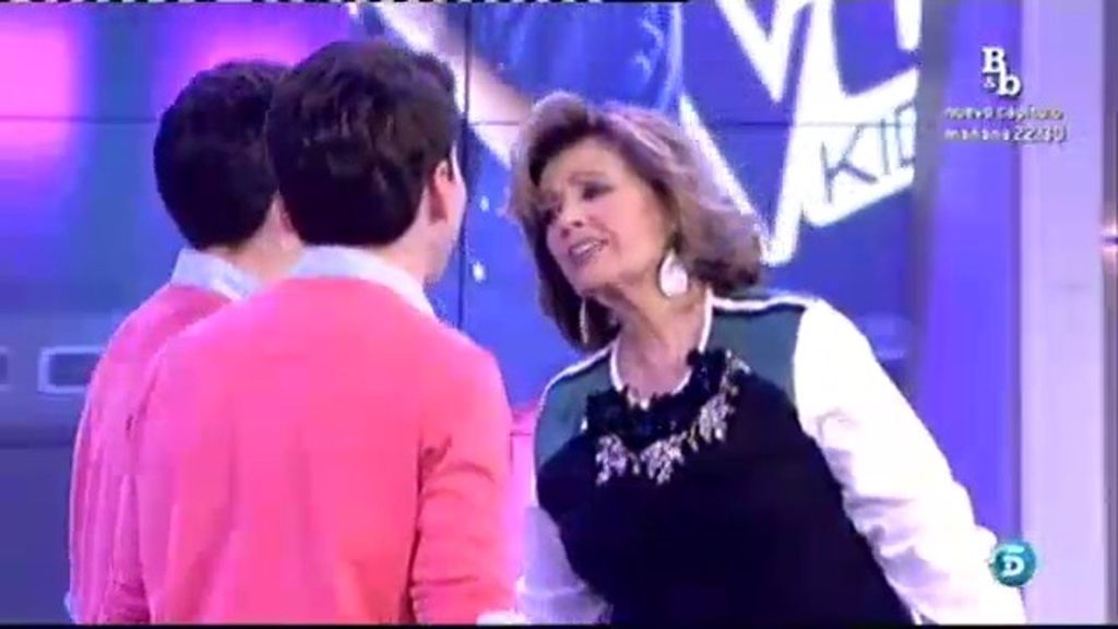 Los gemelos intentan conquistar a Mª Teresa