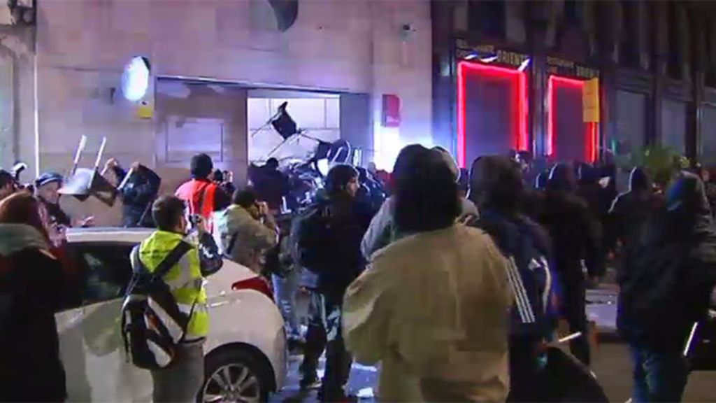 Un grupo de violentos acorrala a una decena de agentes en Barcelona