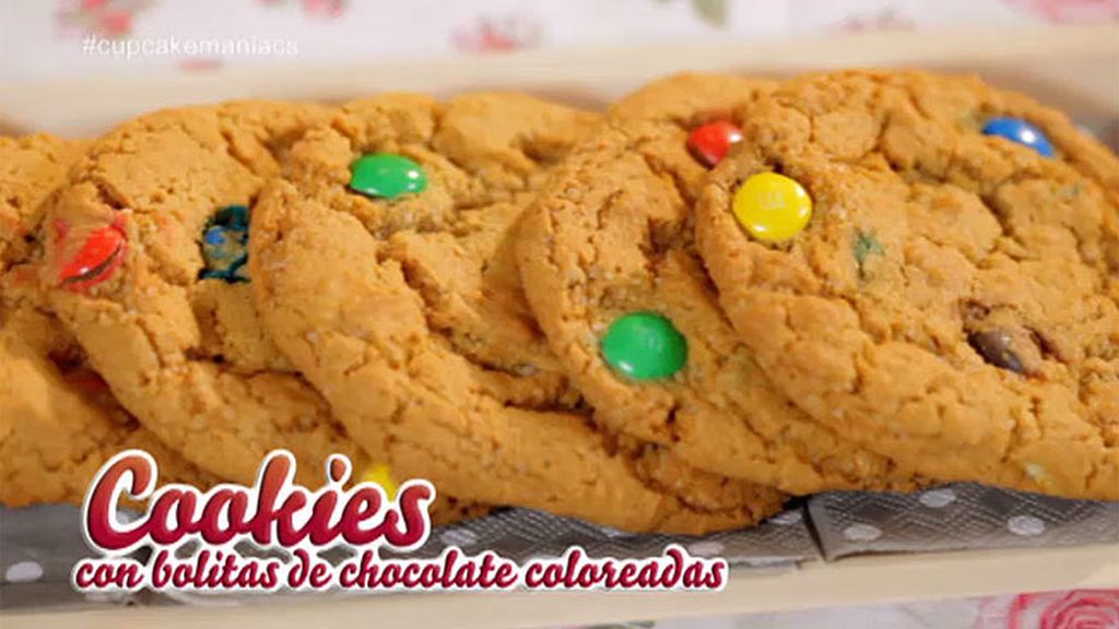 Cookies con bolitas de chocolate coloreadas
