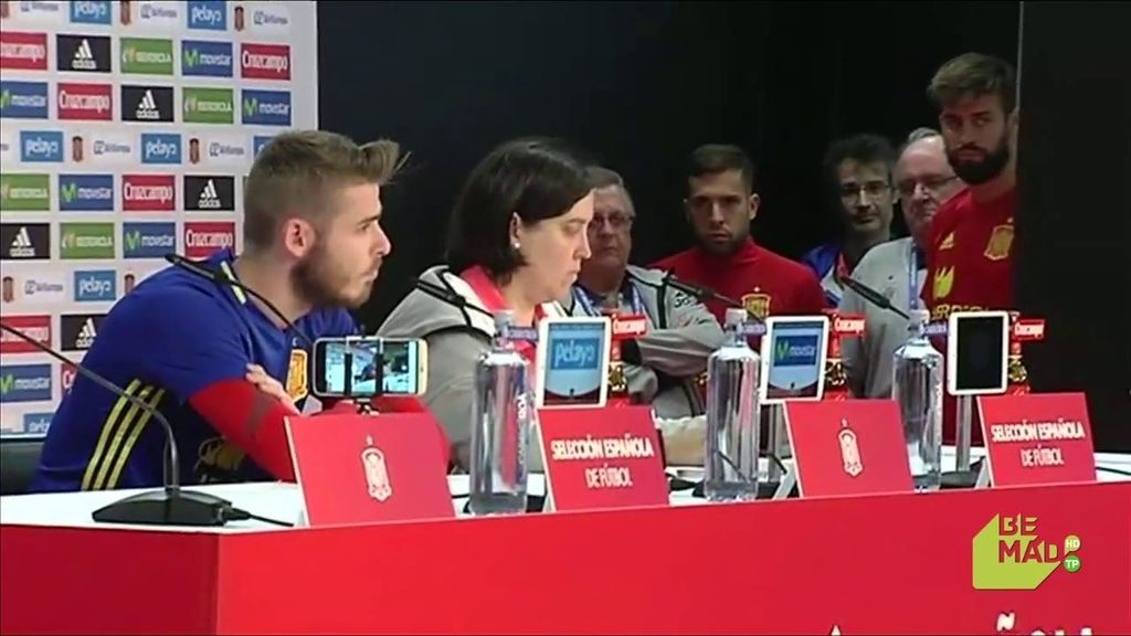 Piqué y Jordi Alba, presentes en la rueda de prensa de De Gea para mostrarle su apoyo