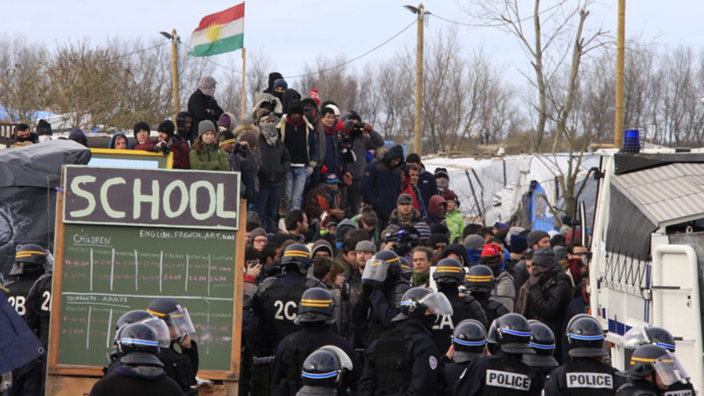 Comienzan a desmantelar el campo de inmigrantes de Calais